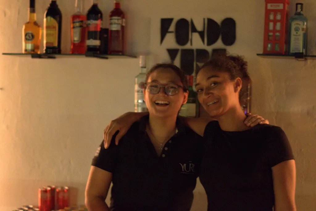 Angi y Belén, fundadoras de Fondo Yuru, en la barra